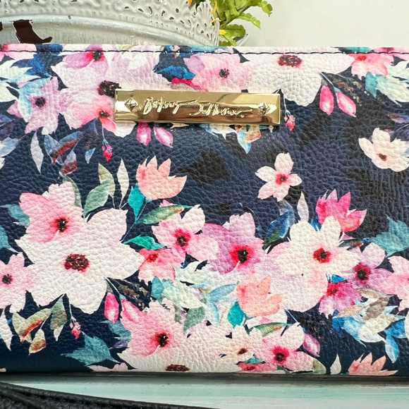 Betsey Johnson Cute Floral Wallet Wristlet NWOT - Picture 3 of 8